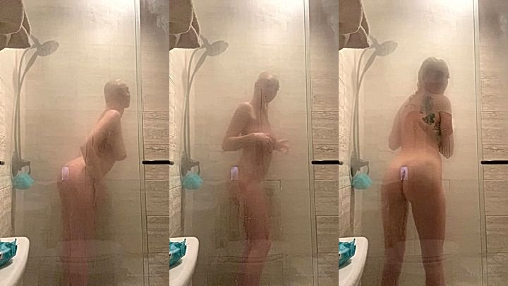 Kendra Sunderland teasing with hot bathroom nudes for fans